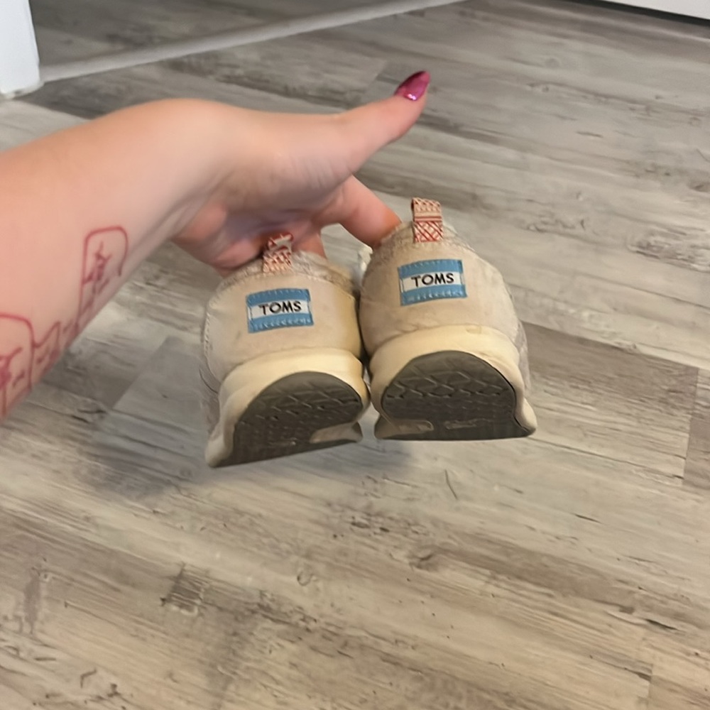 Toms - Picture 4 of 4